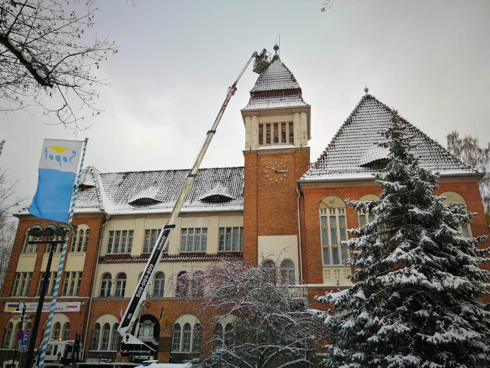 Snow removal from roofs, ice removal – Gdańsk, Sopot, Gdynia and surroundings.